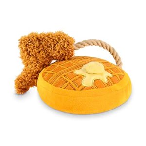 P.L.A.Y. Pet Lifestyle and You Barking Brunch pluszowa zabawka dla psów gofry i Woofles P.L.A.Y. Pet Lifestyle and You Barking Brunch pluszowa zabawka dla psów gofry i Woofles