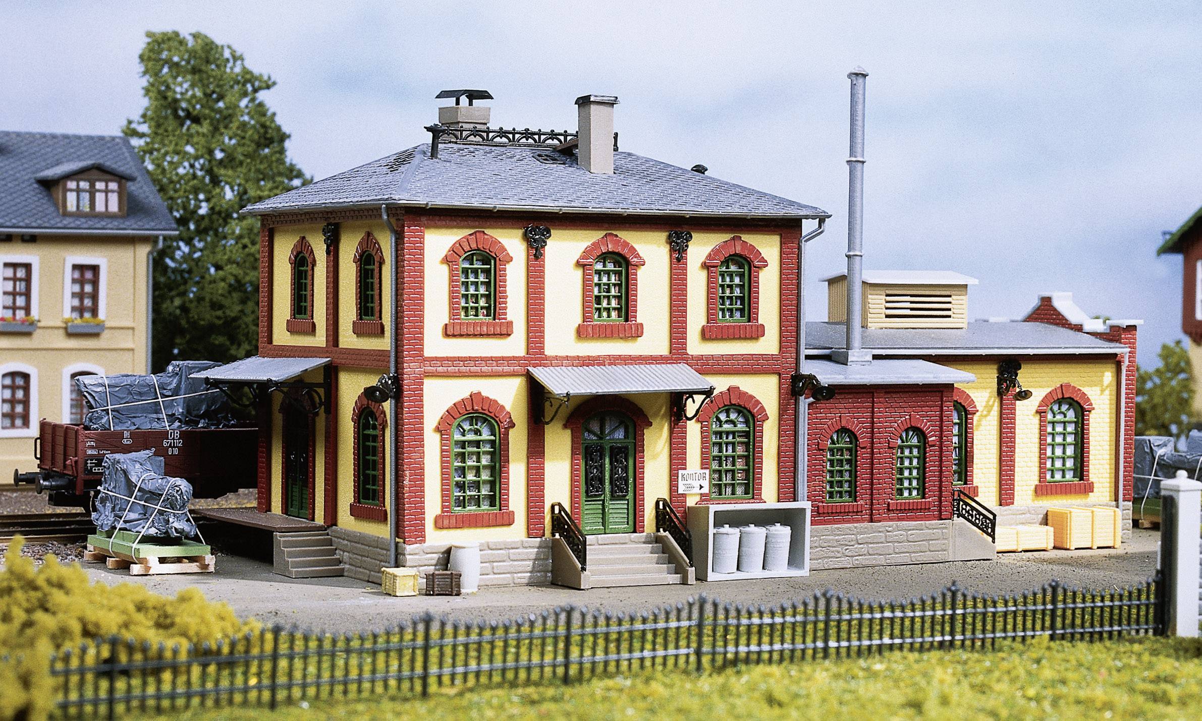 Fabryka maszyn - stara, Auhagen 12228, 230 x 110 x 112 mm, skala H0/TT - obrazek 1